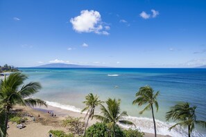 On the beach - Beachfront 5th-floor condo with ocean view (Lahaina)
