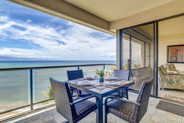 Outdoor dining - Beachfront 5th-floor condo with ocean view (Lahaina)