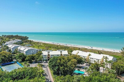 Beachfront 3BR Villa with Panoramic Gulf Views & Large Shared Pool w/King Bed