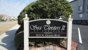 Señal de Sea Cloisters II en Surfside, ubicada en 1011 N. Ocean Blvd.