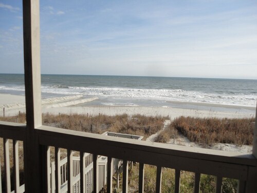 Vacation at a Cozy Oceanfront Beach Getaway