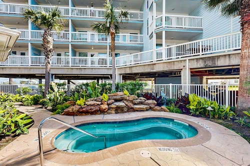 Wonderful condo w/ocean views, private balcony, shared pool & hot tub