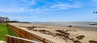 Wonderful condo w/ocean views, private balcony, shared pool & hot tub