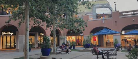 تناول الطعام بالخارج