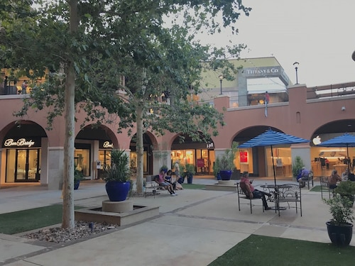 Oasis at the foot of Catalina!