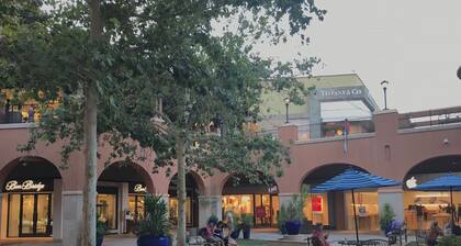 Oasis at the foot of Catalina!