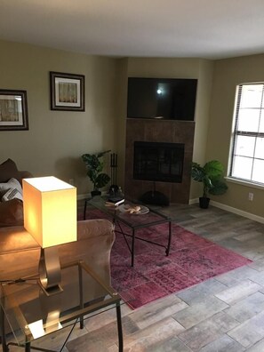 Smart TV, fireplace - Oasis at the foot of Catalina! (Tucson)