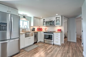 Fridge, microwave, oven, stovetop - 2UNITModernFarmhouse Sleeps13 (Lancaster)