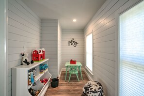 Children's area - 2UNITModernFarmhouse Sleeps13 (Lancaster)
