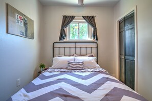 5 bedrooms, iron/ironing board, free WiFi, bed sheets - 2UNITModernFarmhouse Sleeps13 (Lancaster)