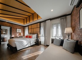 Lanna Triple Superior Room | 客房内保险箱、办公桌、遮光窗帘、隔音