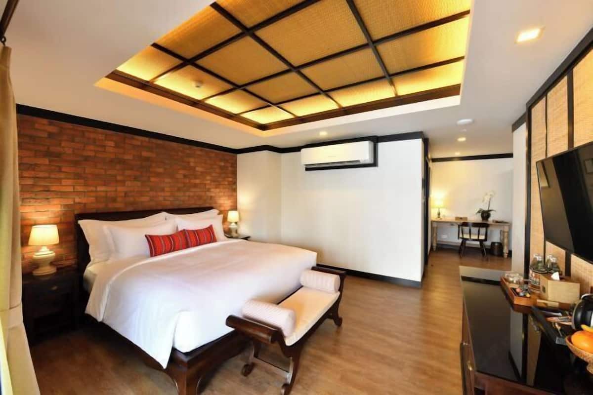 Cofres nos quartos, escrivaninha, cortinas blackout