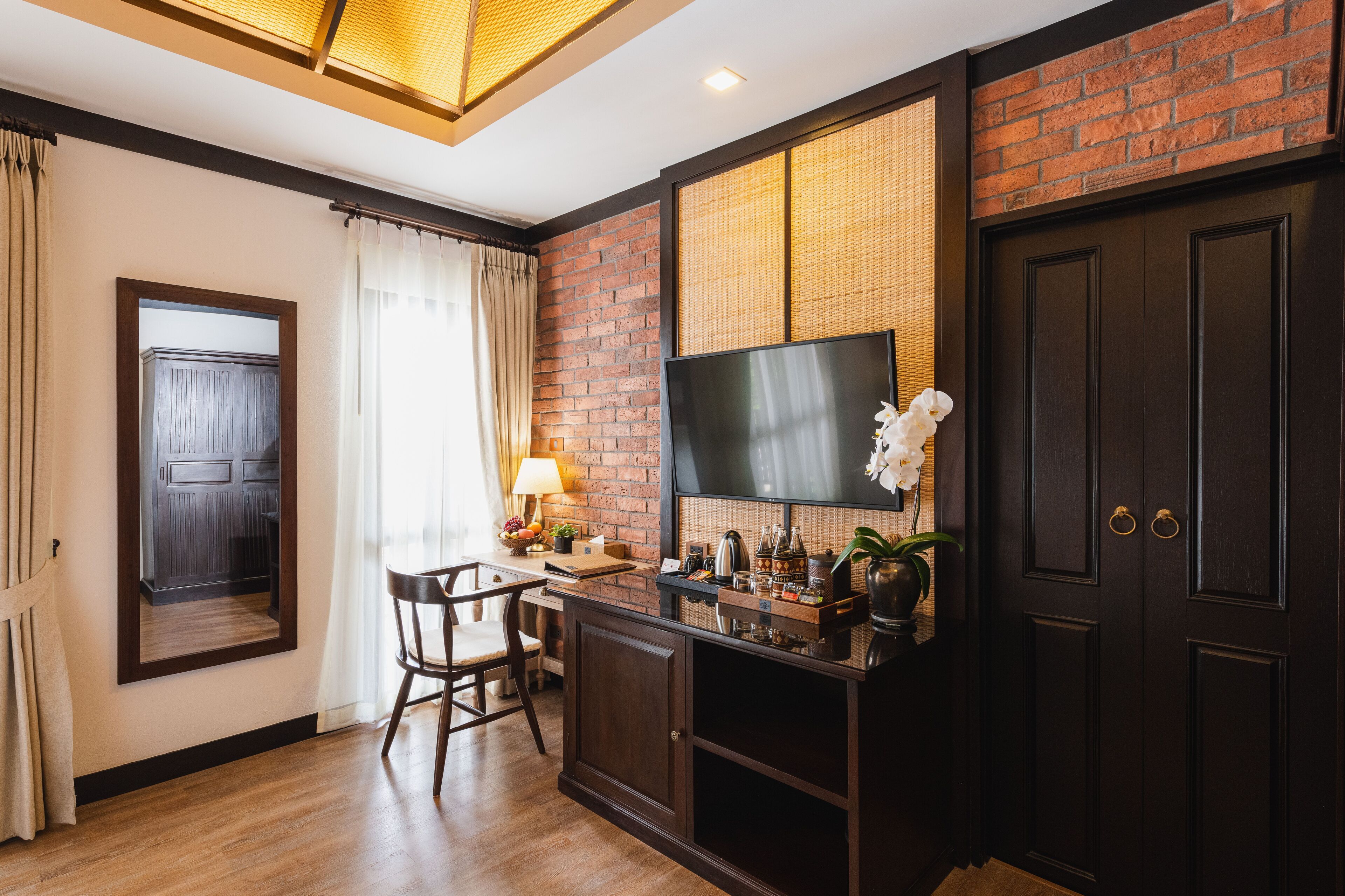 lanna deluxe room | 1 bedroom, in-room safe, desk, blackout curtains