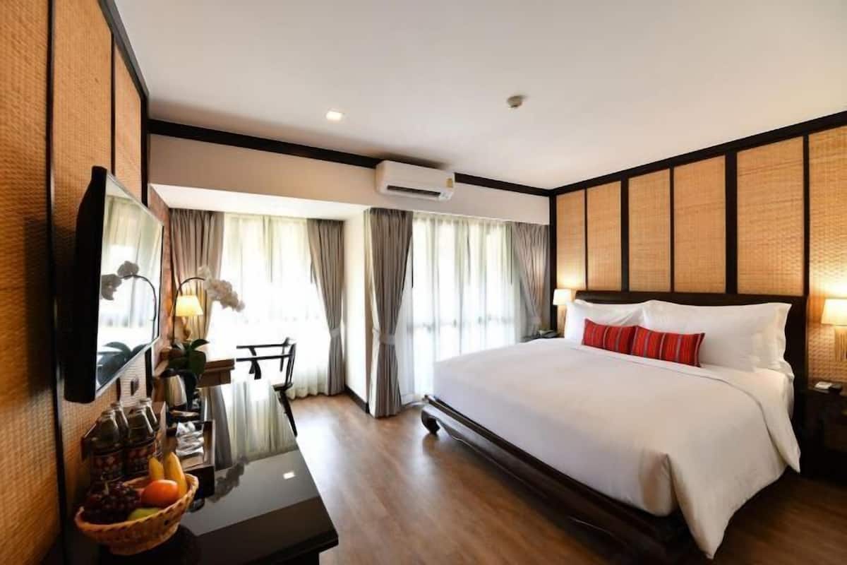 In-room safe, desk, blackout drapes, soundproofing