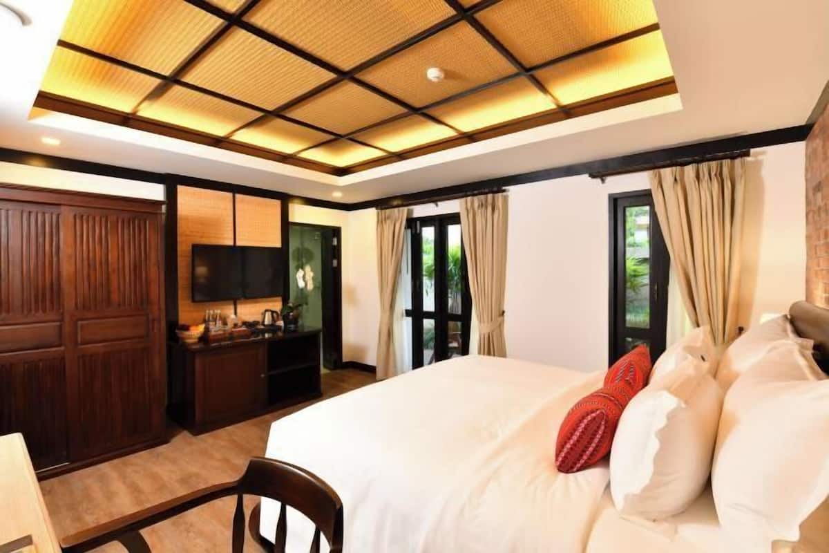 In-room safe, desk, blackout drapes, soundproofing