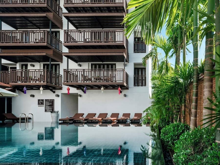 Una piscina al aire libre