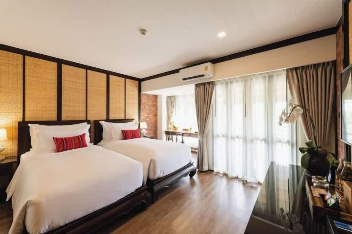 In-room safe, desk, blackout drapes, soundproofing