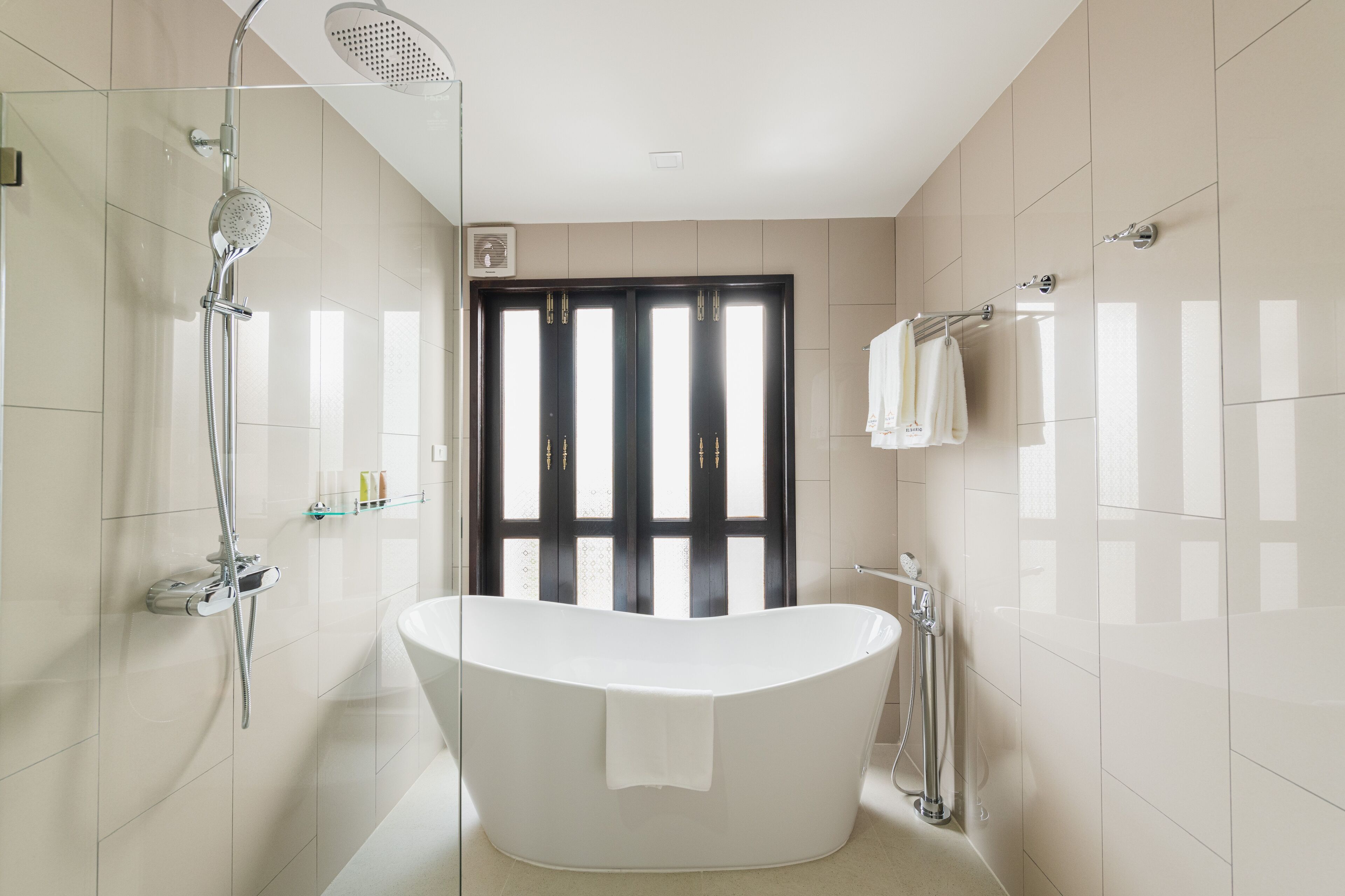 Lanna Signature Room | Kamar mandi | Shower, pancuran hujan,  dan perlengkapan mandi desainer
