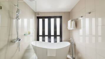 Lanna Signature Room | Kamar mandi | Shower, pancuran hujan, dan perlengkapan mandi desainer