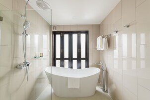 Lanna Signature Room | Bathroom