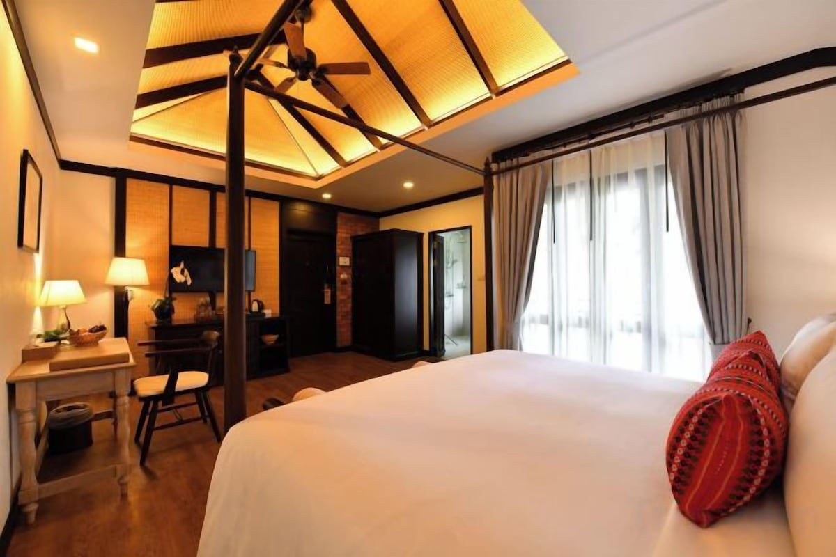 In-room safe, desk, blackout drapes, soundproofing