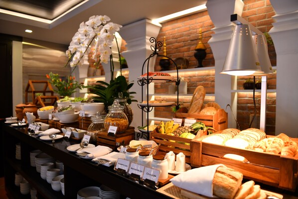 Petit déjeuner buffet (300 THB par personne)