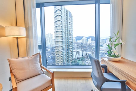1 bedroom, desk, blackout drapes, rollaway beds