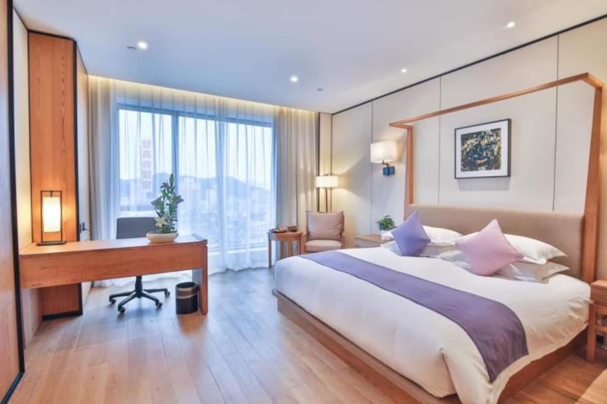1 bedroom, desk, blackout curtains, rollaway beds