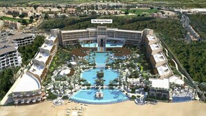 Le complexe Grand Mayan comprend une piscine centrale, plusieurs bâtiments et un accès à la plage.