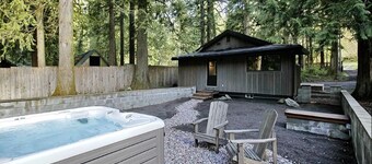 Luxury Cabin in the Woods With Hot Tub near creek