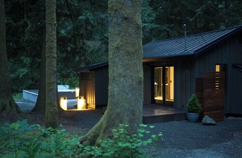 Luxury Cabin in the Woods With Hot Tub near creek