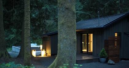 Luxury Cabin in the Woods With Hot Tub near creek