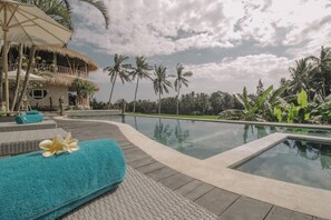 Outdoor pool, pool umbrellas, sun loungers - Coco Verde Bali Resort (Tabanan)