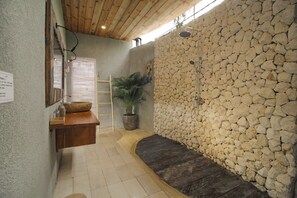 Bungalow Deluxe, vistas a la piscina | Ducha del cuarto de baño