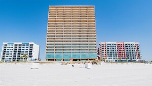Un hôtel de grande hauteur, avec de nombreux étages, un toit plat et un grand balcon.