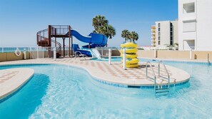 Een binnenzwembad en een verwarmd zwembad