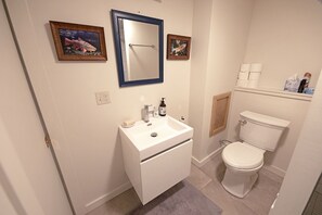Combined shower/bathtub, hair dryer, towels, soap