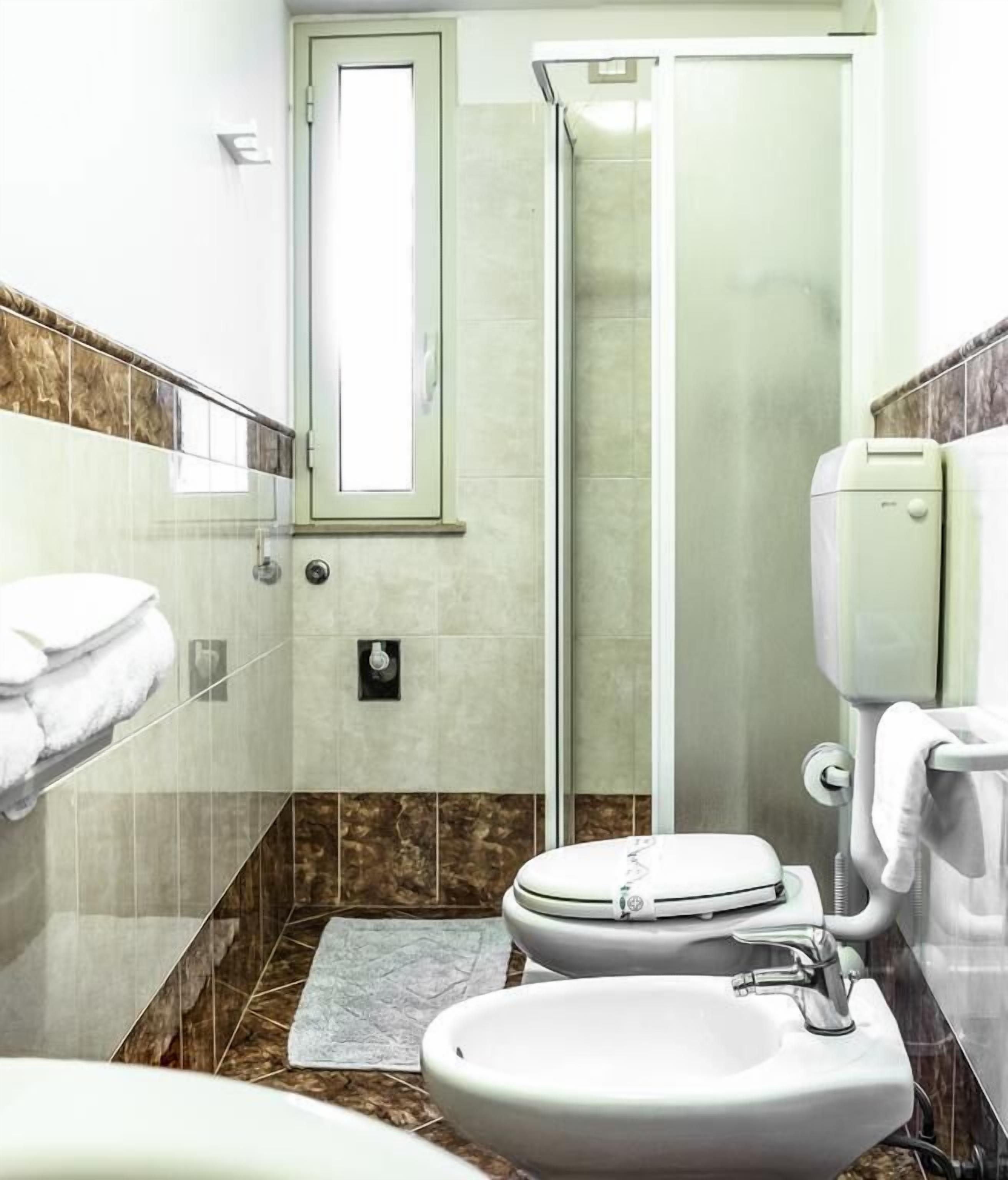 Shower, rainfall showerhead, free toiletries, hair dryer