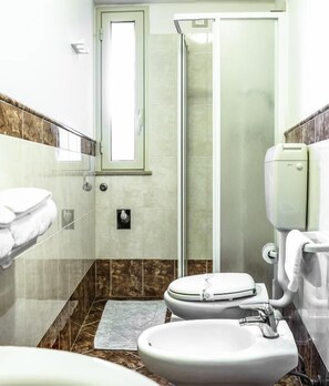 Dusche, Regendusche, kostenlose Toilettenartikel, Haartrockner
