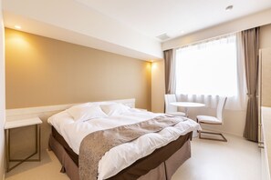 Desk, laptop workspace, blackout curtains, free WiFi - Hotel Vega - Adults Only (Takamatsu)