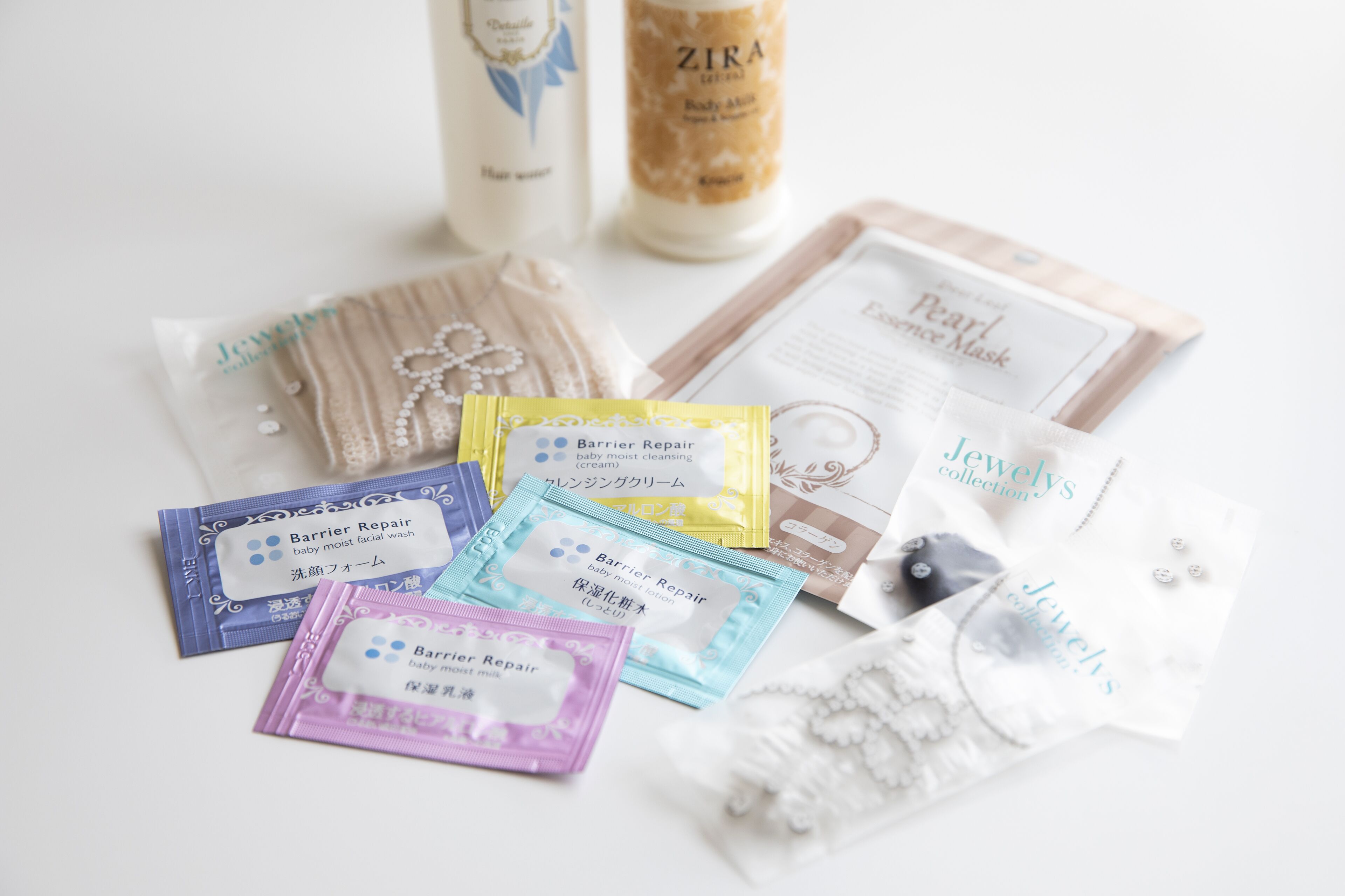 Variedad de productos para el cuidado de bebés y accesorios sobre una superficie blanca.