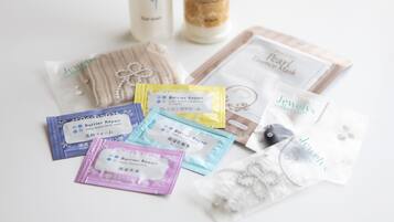 Variedad de productos para el cuidado de bebés y accesorios sobre una superficie blanca.
