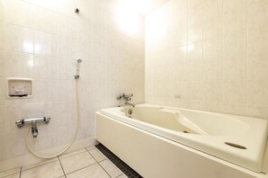 Ensemble douche/baignoire, sèche-cheveux, chaussons