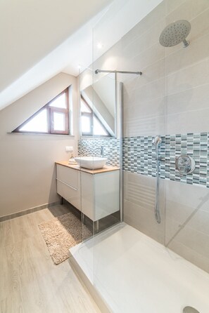 Ensemble douche/baignoire, sèche-cheveux