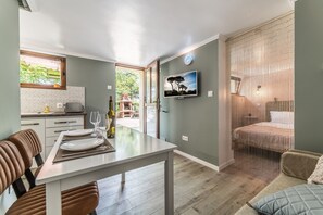 4 habitaciones y tabla de planchar con plancha