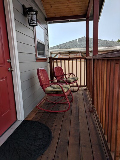 Crabber's Cottage - Walk to Beach, In Town, Comfortable