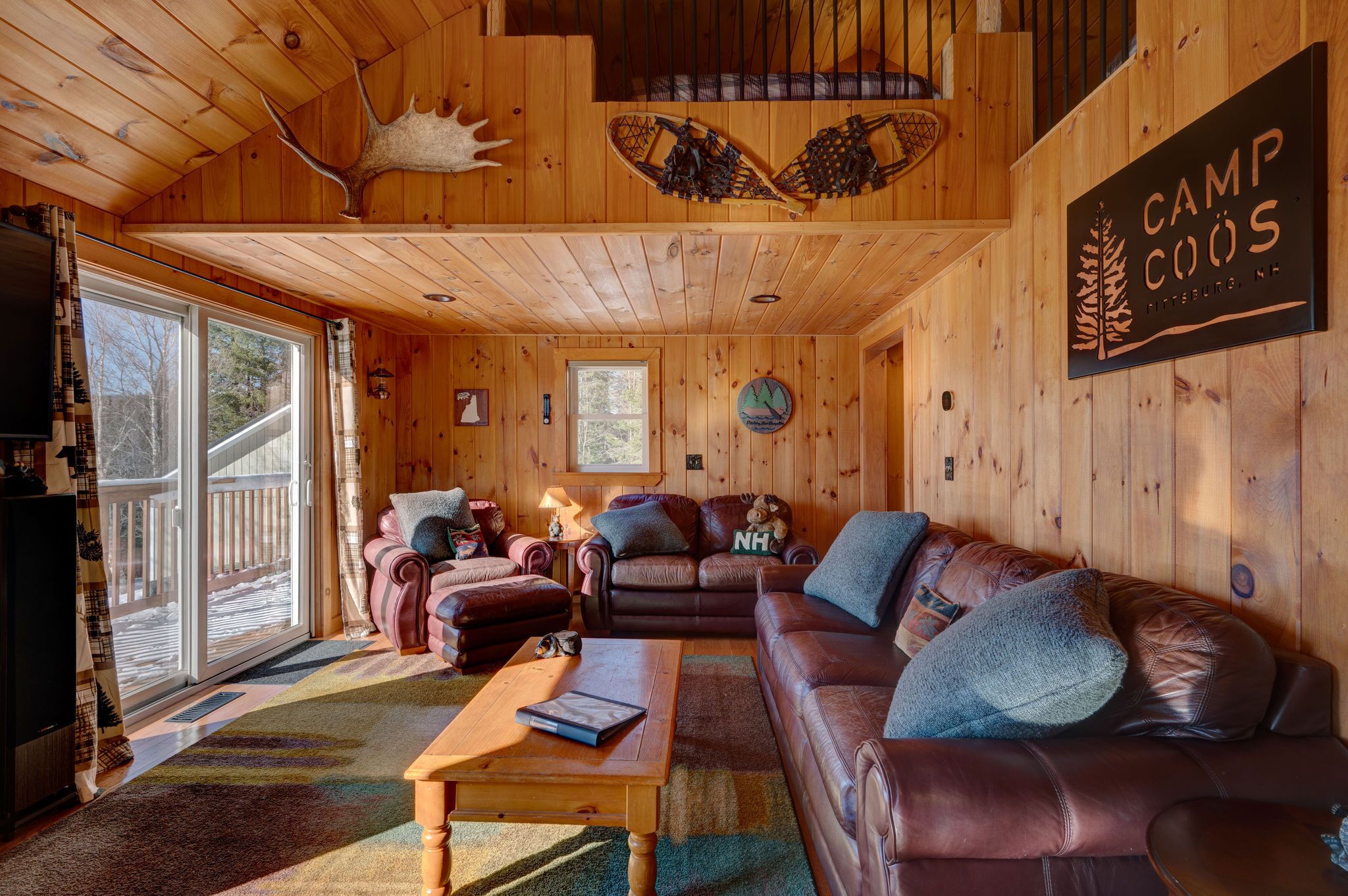 Smart-TV, Kamin, Bücher, Stereoanlage