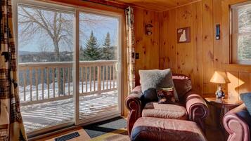 Smart-tv, een open haard, boeken en een stereo