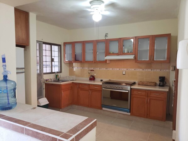 Refrigerador, horno, parrilla de estufa y tostadora