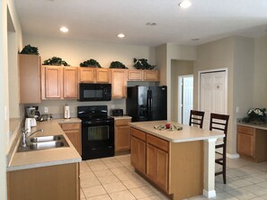 冰箱、微波炉、烤箱、炉灶